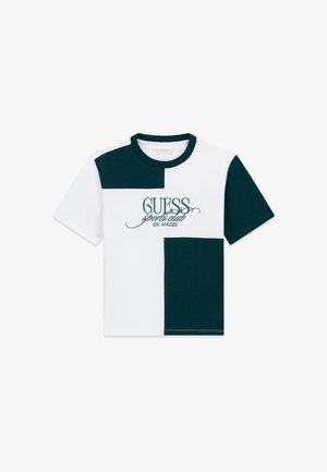 Koszulka z krótkim rękawem z czarno-białymi blokami kolorów i tekstem "GUESS sports club Los Angeles" z przodu.