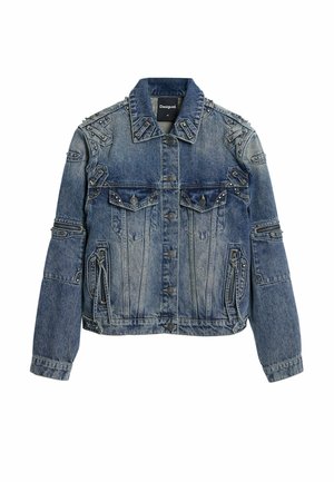 Jeansjacke mit einem hellen bis dunklen Waschungsverlauf, spitzem Kragen, dekorativen Nieten auf den Schultern, zwei Vordertaschen und Reißverschlussakzenten.