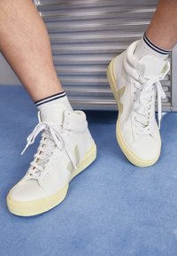 Veja MINOTAUR Sneakers hoog extra-white/pierre butter/wit