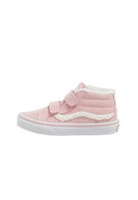Zapatillas altas de ante rosa con forro blanco esponjoso, correas dobles de Velcro y un detalle de patrón ondulado blanco en los laterales. Suela de goma blanca.