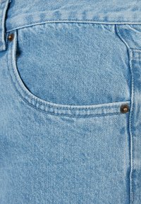 Southpole SPRAY  - Sirgete säärtega teksad - midblue washed