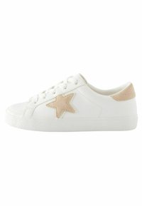 Sneaker bianca in pelle con design stringato, caratterizzata da una stella in suede beige sul lato e un accento beige sul tallone. Suola in gomma texture.