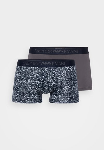 Deux paires de boxers Emporio Armani. Une paire est unie grise avec une ceinture bleu marine ; l'autre présente un motif abstrait bleu marine et gris.