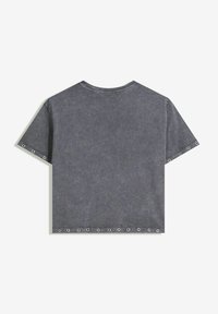 Dunkelgraues kurzärmliges Cropped-Top mit Metallösen entlang dem Saum und den Ärmelsäumen, von hinten auf einem weißen Hintergrund betrachtet.