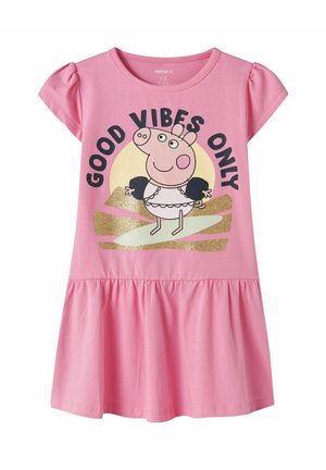 Rosa kortermet kjole med Peppa Pig-grafikk som har på seg armeringer og teksten "GOOD VIBES ONLY" over en glitrende gyllen og gul solbakgrunn.