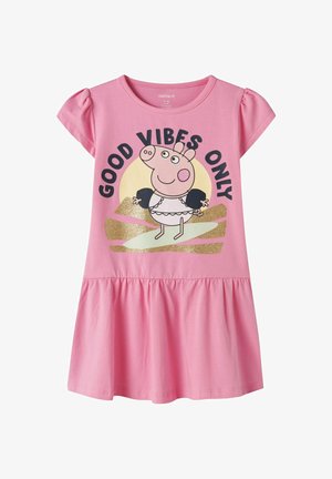 Robe rose à manches courtes avec un graphisme Peppa Pig portant des brassards et le texte "GOOD VIBES ONLY" au-dessus d'un fond de soleil doré et jaune scintillant.