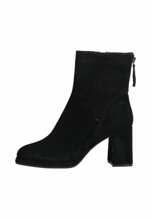 Schwarzer Wildleder-Stiefelette mit Blockabsatz und Reißverschluss hinten, nach rechts zeigend, auf weißem Hintergrund.