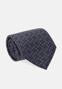 Cravatta navy arrotolata con un motivo geometrico grigio chiaro e piccoli accenti blu, tessuto testurizzato, punta appuntita.