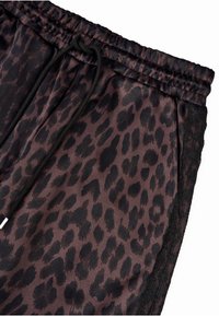 Leparda raksta sporta bikses tumši brūnā un melnā satīna audumā, ar elastīgu jostu ar auklu un sānu kabatām.