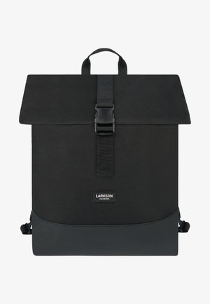 Černý batoh se strukturovaným designem, který má skládací klopu, černý popruh a pružinovou sponu, hladký povrch a boční body pro uchycení.