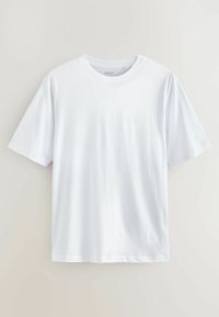 Tricou alb cu mânecă scurtă, fabricat din bumbac. Guler la baza gâtului, tiv drept, textură netedă și fără modele sau embellishments vizibile.