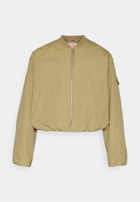 Blouson bomber marron clair avec fermeture éclair sur le devant, col côtelé, deux poches avant en biais, manches longues et ourlet élastique, présenté sur fond blanc.