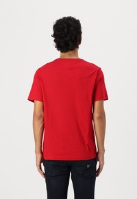 Camiseta corta de manga en algodón suave. Presenta un cuello redondo, corte recto y un diseño liso sin patrones ni logotipos visibles.