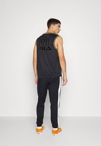 Fila REMOND TRACK PANTS - Calças de fato de treino - black/bright white