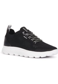 Zapatillas deportivas negras con parte superior de malla, acentos reflectantes y una suela de amortiguación blanca. Presenta un diseño flexible y cordones con patrones.