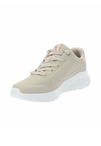 Zapatilla deportiva beige con una parte superior sintética suave, detalles perforados, cordones planos y una suela de goma blanca para mayor tracción.