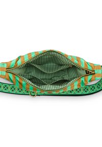 Multikleurige tas met een open ritsluiting, met een groene en bruine gestreepte voering, interne compartimenten en een decoratieve groene band.