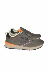 Sneaker verde scuro con accenti grigi, suola in gomma e dettagli arancioni sul tallone. Presenta un tessuto testurizzato, design con lacci e branding sul lato.
