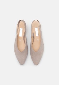 Szare zamszowe buty slingback z ostrym noskiem i wyciętymi bokami. Wnętrze podeszwy zawiera srebrne logo i oznaczenie rozmiaru.