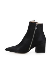 Stivale alla caviglia in suede nero con punta affilata, dettaglio con zip laterale e tacco spesso. Texture liscia e design minimalista.
