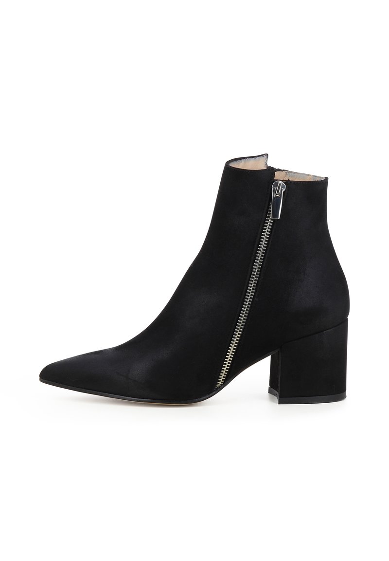 Stivale alla caviglia in suede nero con punta affilata, dettaglio con zip laterale e tacco spesso. Texture liscia e design minimalista.