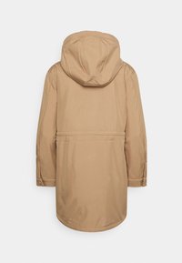 Parka à capuche couleur brun clair, manches longues, poignets ajustables et couture droite au dos, vue de dos sur fond blanc.