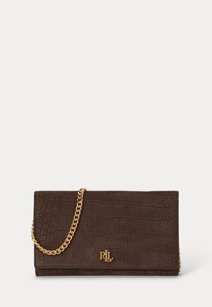 Pochette en cuir marron foncé à texture crocodile avec bandoulière en chaîne dorée et logo RLL doré sur le rabat avant.