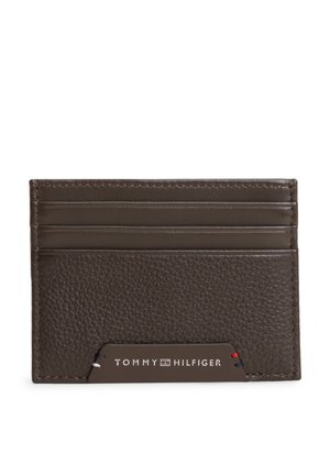Brunt tekstureret læderkortholder med tre kortholdere og en metalplade indgraveret med Tommy Hilfiger-logo.