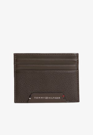 Braune strukturierte Leder-Kartenetui mit drei Kartenfächern und einer Metallplatte, die mit dem Tommy Hilfiger Logo graviert ist.