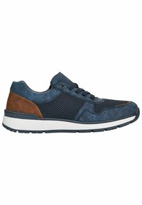 Sneakers synthétiques bleues avec des panneaux en maille, accents marron, bout rond, semelle blanche et dessus texturé. Comprend un design à lacets à six œillets.