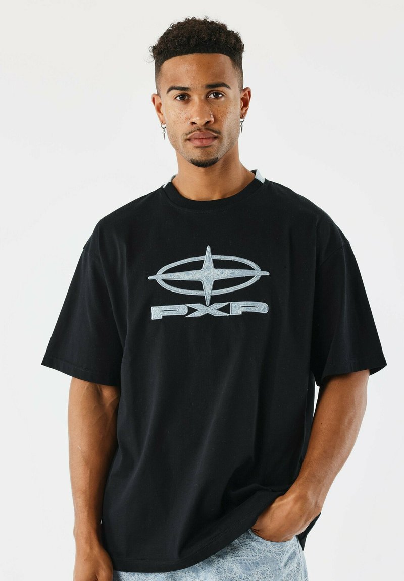 T-shirt de algodón negra con un logo gráfico y texto en azul claro en la parte frontal. La camiseta tiene un corte relajado y mangas cortas.