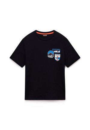 Zwarte katoenen t-shirts met een ronde hals, korte mouwen en geborduurde patches met berg- en golfmotieven, samen met de tekst "1987" en "Cortina."