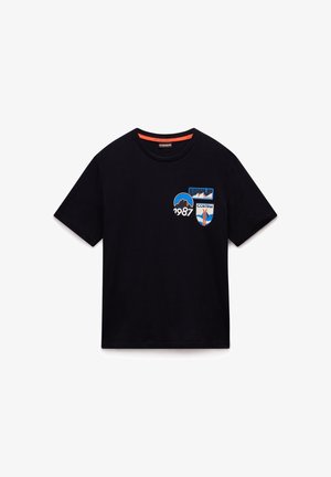 Schwarzes Baumwoll-T-Shirt mit Rundhalsausschnitt, kurzen Ärmeln und bestickten Patches mit Berg- und Wellenmotiven sowie dem Text "1987" und "Cortina".