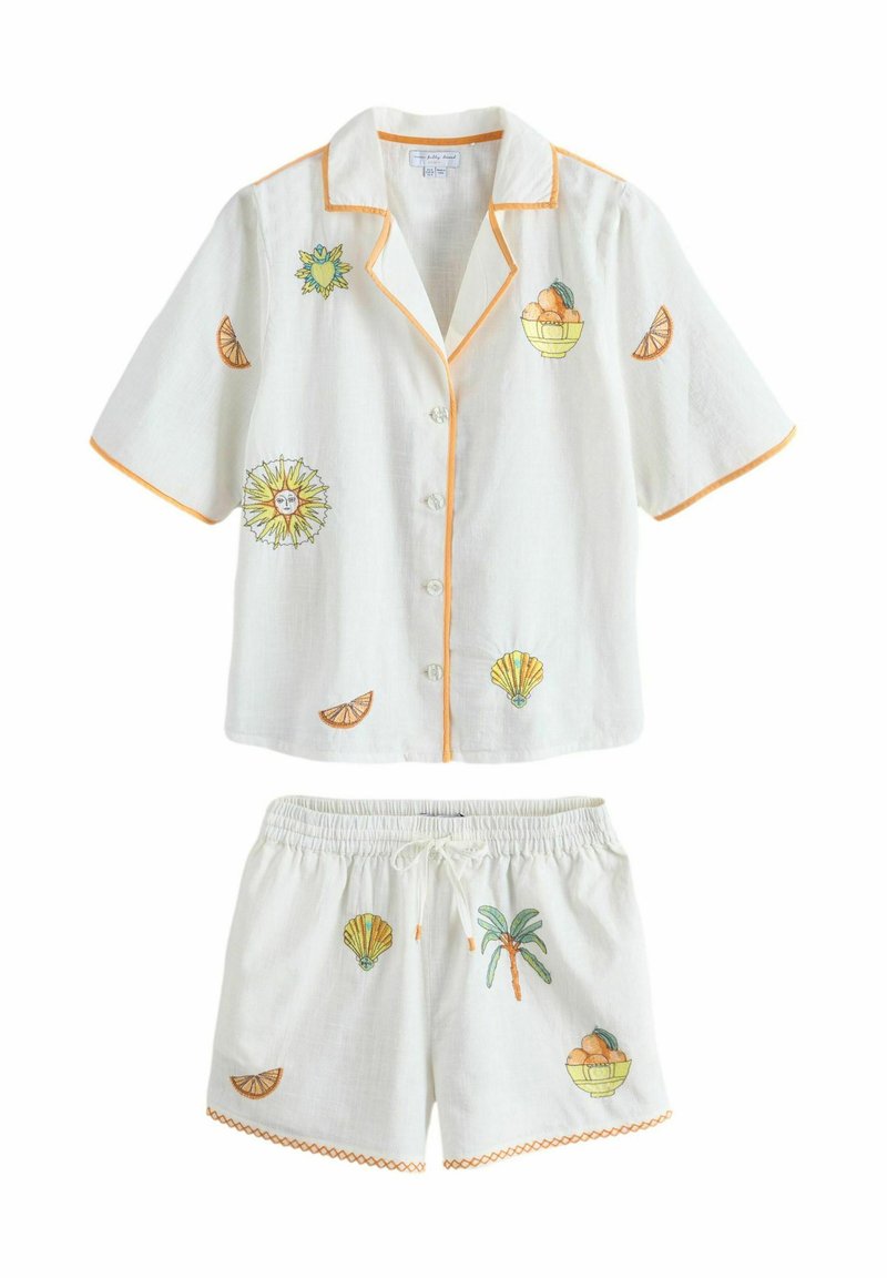 Valge linane pidžaamakomplekt, kus on lühikeste varrukatega särk ja lühikesed püksid. Omaduseks päikese, puuviljade ja kestade mitmevärviline tikand; oranžid äärised.