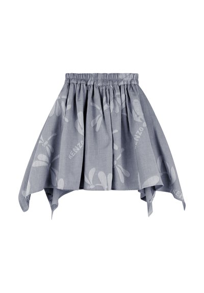 Jupe bleu clair avec une ceinture élastique, présentant un motif floral dans une teinte plus claire. L'ourlet est irrégulier avec des bords pointus.