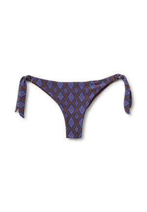 Bas de bikini bleu et marron à motifs avec liens latéraux sur fond blanc uni.