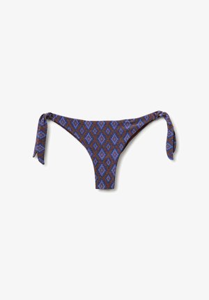Parte inferiore del bikini blu e marrone a fantasia con lacci laterali su sfondo bianco semplice.