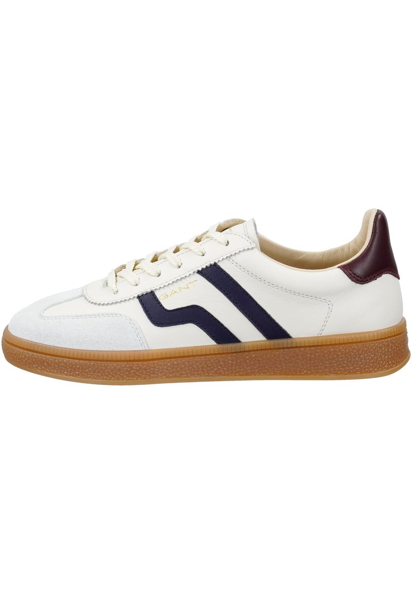Zapatillas de cuero blancas con detalles en rayas azul marino, suela de goma, punta redonda e interior beige. Cuentan con cierre de cordones y detalle del logo de GANT.