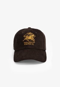 Gorra de pana marrón con diseño bordado en amarillo que dice "Tequila Shots, TX" y acentos de "Scalpers Co." Correa ajustable en la parte trasera.
