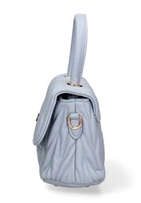 Lichtblauw gewatteerd handtasje met een handvat aan de bovenkant, gouden hardware-accenten en een rechthoekige vorm. Textuur oppervlak met gestikt patroon.