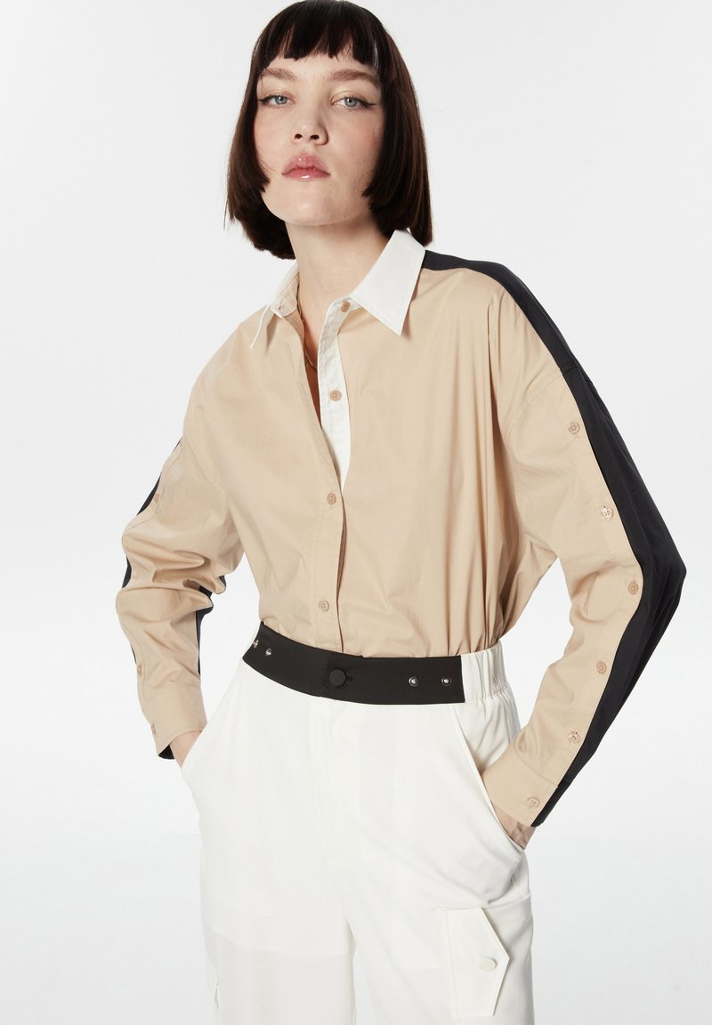 BACK RIBON TWIST BLOUSE
