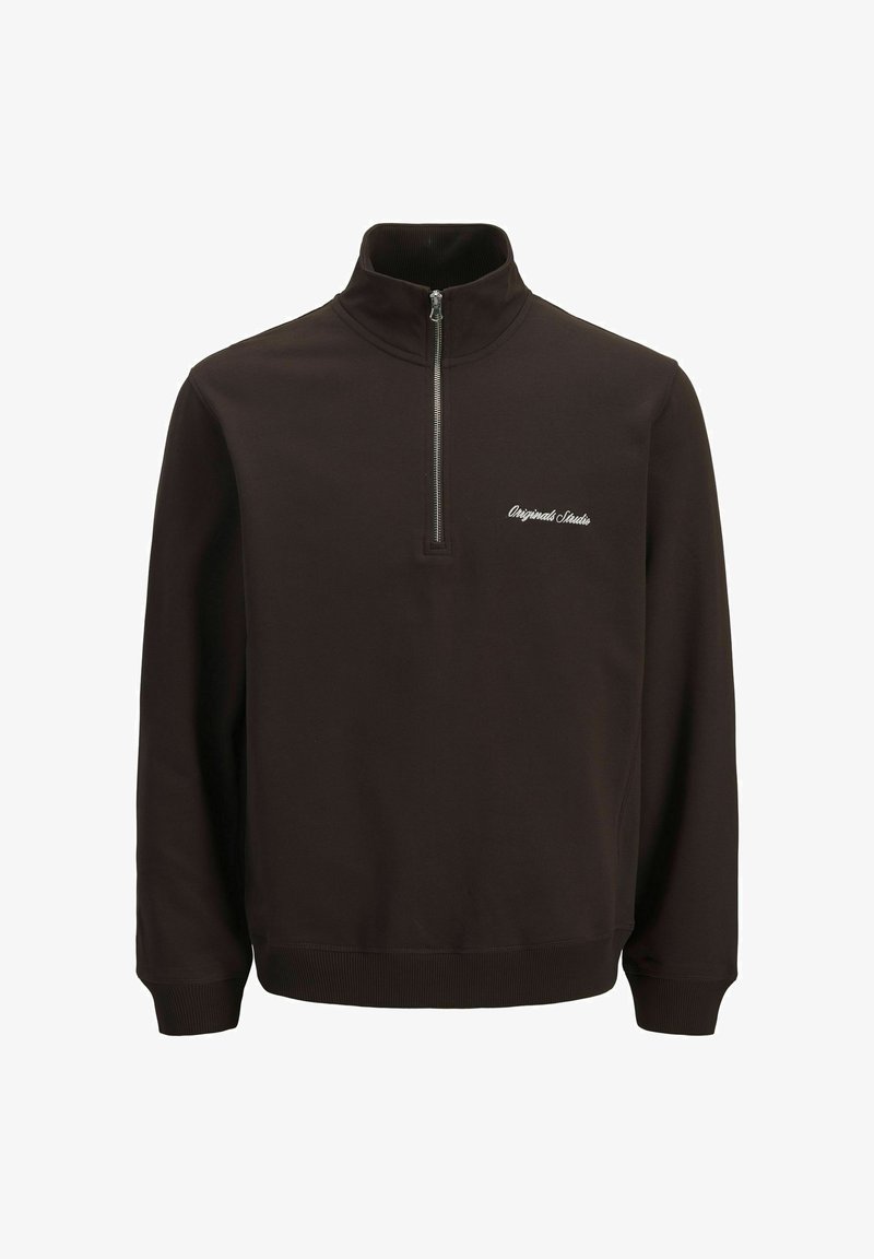 Pull marron foncé à manches longues avec col zippé au niveau du quart et petit texte blanc « Originals Studio » sur le côté gauche de la poitrine.