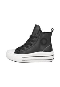 Zapatilla de cuero negra de caña alta con punta y suela intermedia de goma blanca, que cuenta con detalles en negro a rayas y un logo circular en el lateral.