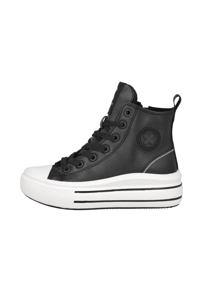 Zapatilla de cuero negra de caña alta con punta y suela intermedia de goma blanca, que cuenta con detalles en negro a rayas y un logo circular en el lateral.