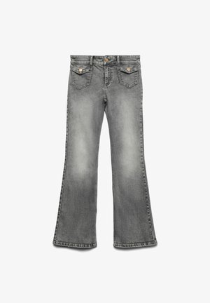 Šedé flared džíny z denimu s vybledlým odstínem, pět kapsami a kontrastními zlatými prvky. Rovný pas se zapínáním na knoflík.