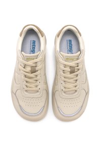 Sneakers in pelle beige con linguetta testurizzata, punta tonda e dettagli traforati. Presentano lacci piatti e sottili accenti metallici.