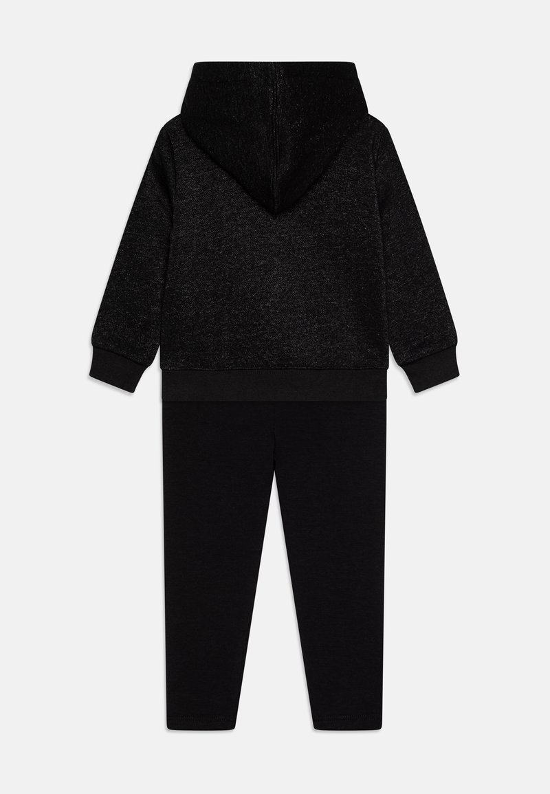 Schwarzer Kindertrainingsanzug mit Kapuzenpullover und gerippten Bündchen sowie passenden Slim-Fit-Hosen. Weicher Griff, minimalistisches Design.