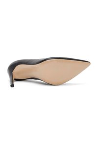 Zapato de tacón alto negro de cuero con punta afilada y tacón stiletto delgado. Suela color beige claro con un acabado suave y detalles mínimos.