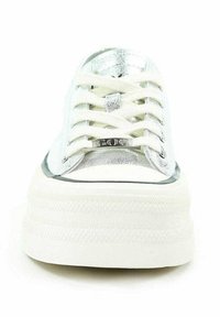 Srebrne, metaliczne trampki z białymi sznurówkami, podwyższoną podeszwą, okrągłym noskiem i subtelnym logo z boku. Teksturowane detale w całej cholewce.