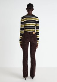 Vero Moda VMFLASH FLARED - Pantalon classique - chocolate torte